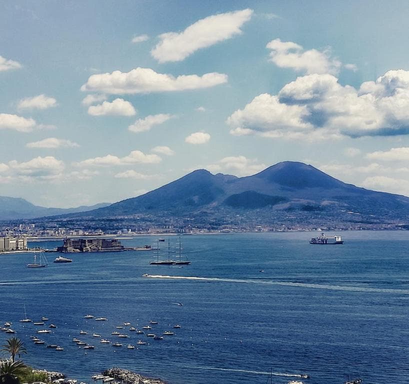 Panorama del Golfo di Napoli con il Vesuvio