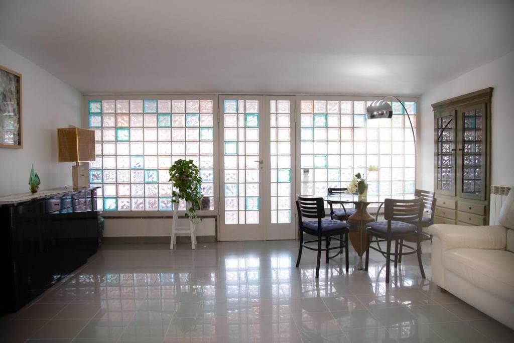 Soggiorno luminoso con vetrate di Casa Petito