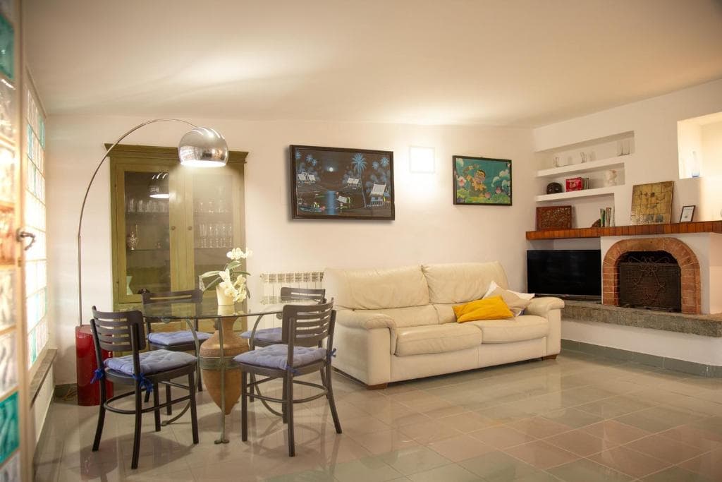 Soggiorno con camino e divano a Casa Petito