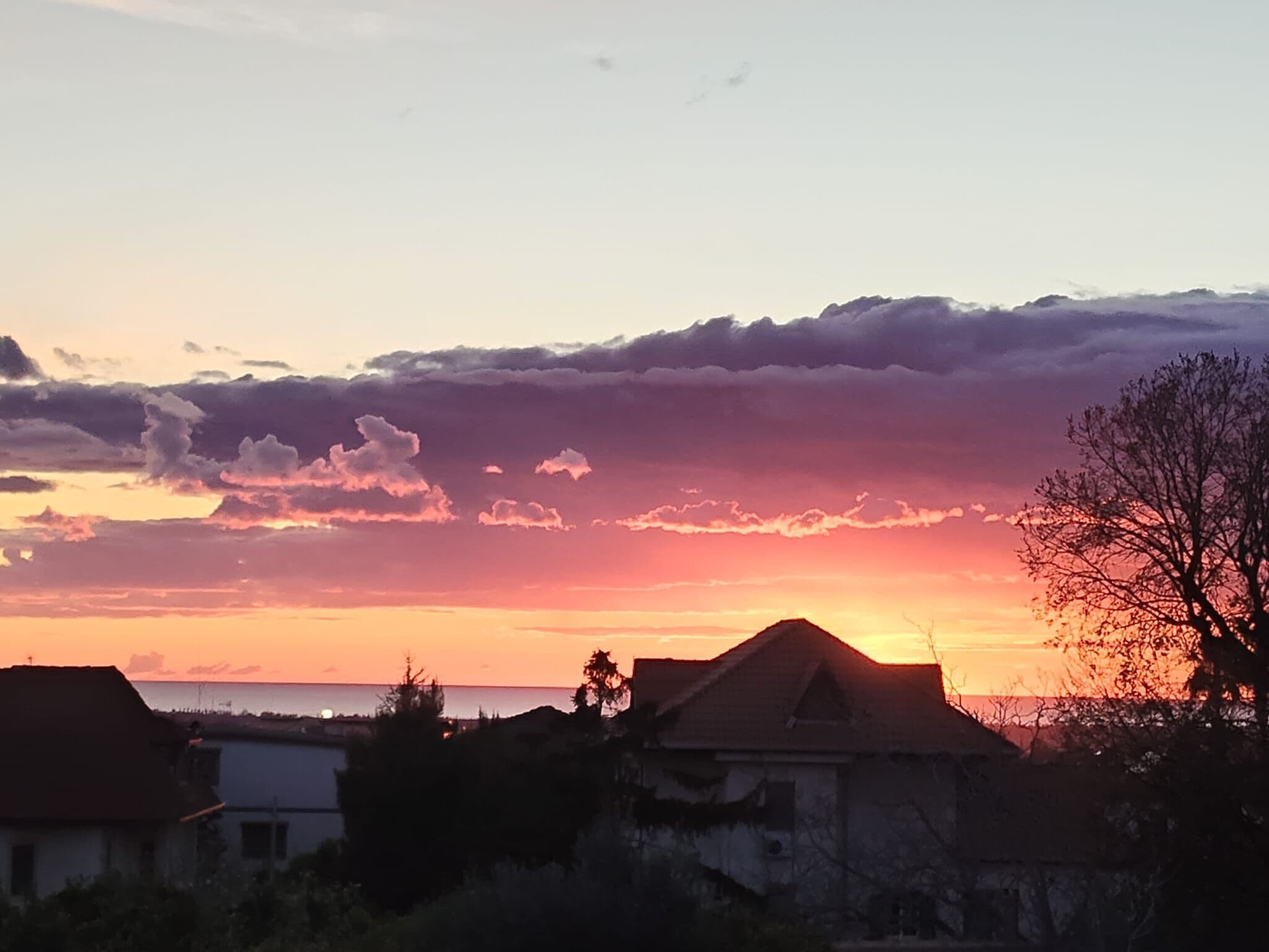 Tramonto sui tetti e sulla costa visto da Casa Petito